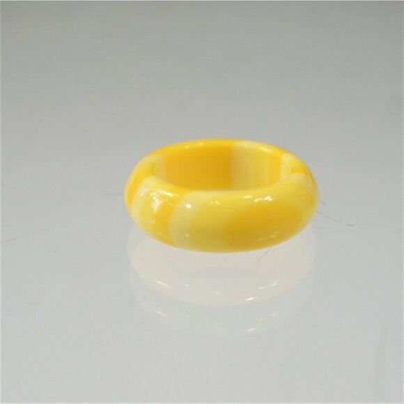 Vintage Lucite Fashion Ring Yellow Striped Pastels Size 6 Summer Statement - Picture 5 of 8